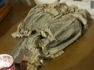 ...tra questi i resti fortemente deteriorati del vestito in cartapesta di uno dei santi che adornavano l�interno